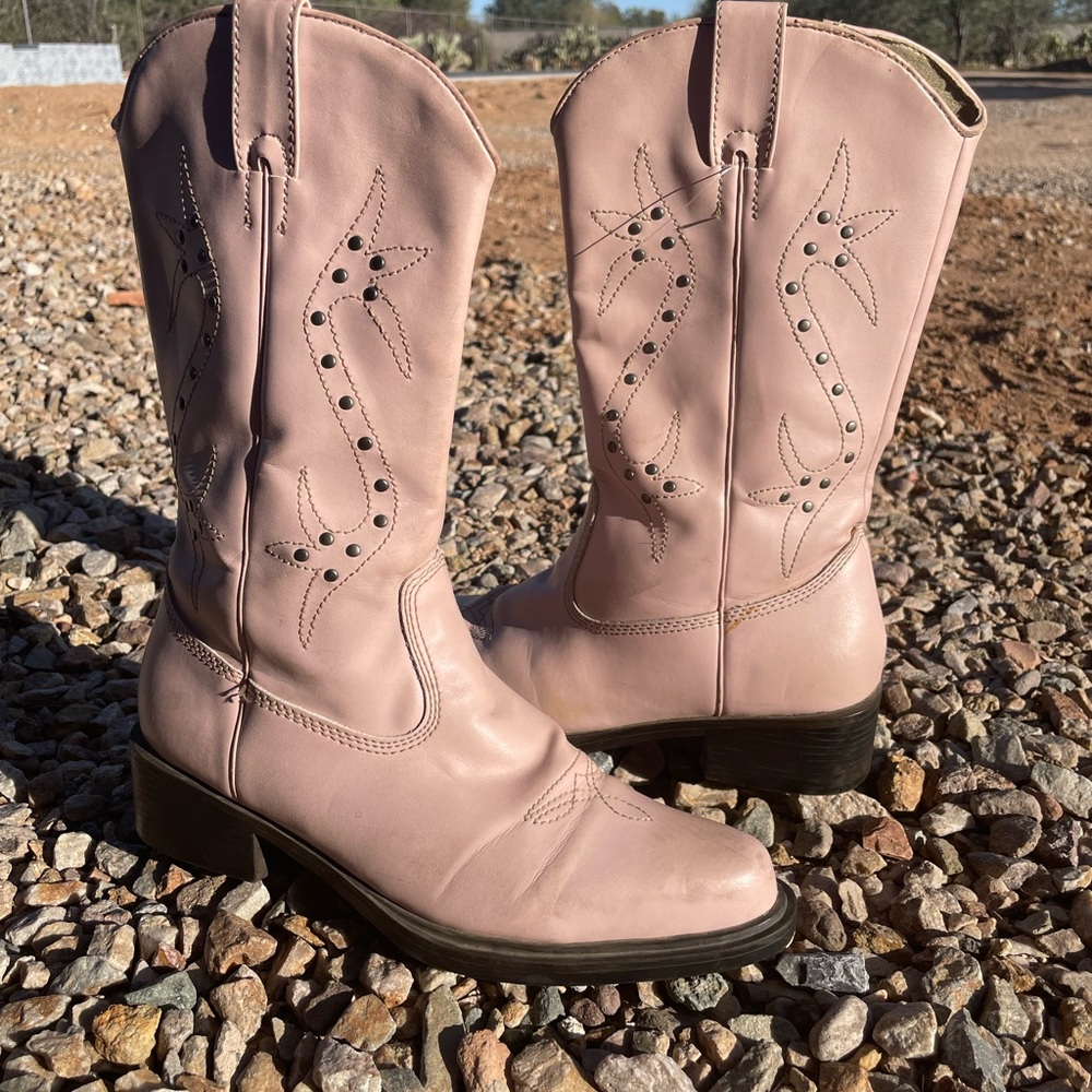 Pretty pink 
Cowgirl boots 
Fashionable 
Comfy 
Vintage